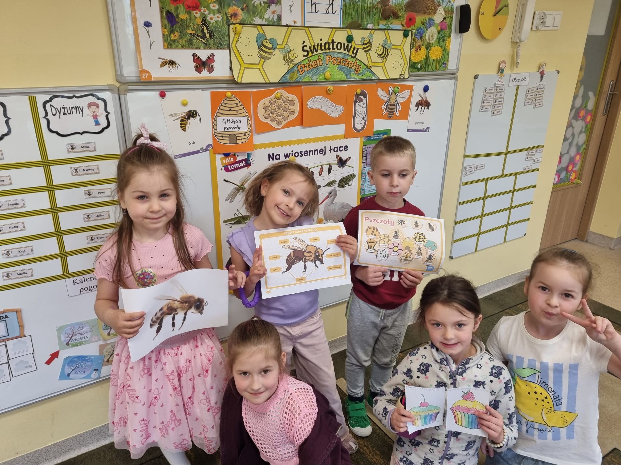 Dzieci wskazują odpowiednie etapy cyklu rozwoju pszczoły.