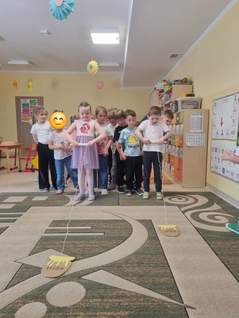 Dzieci ćwiczą sprawność manualną.