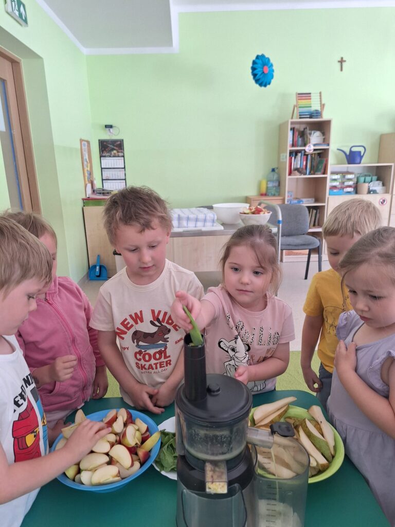 Dzieci robią sok.