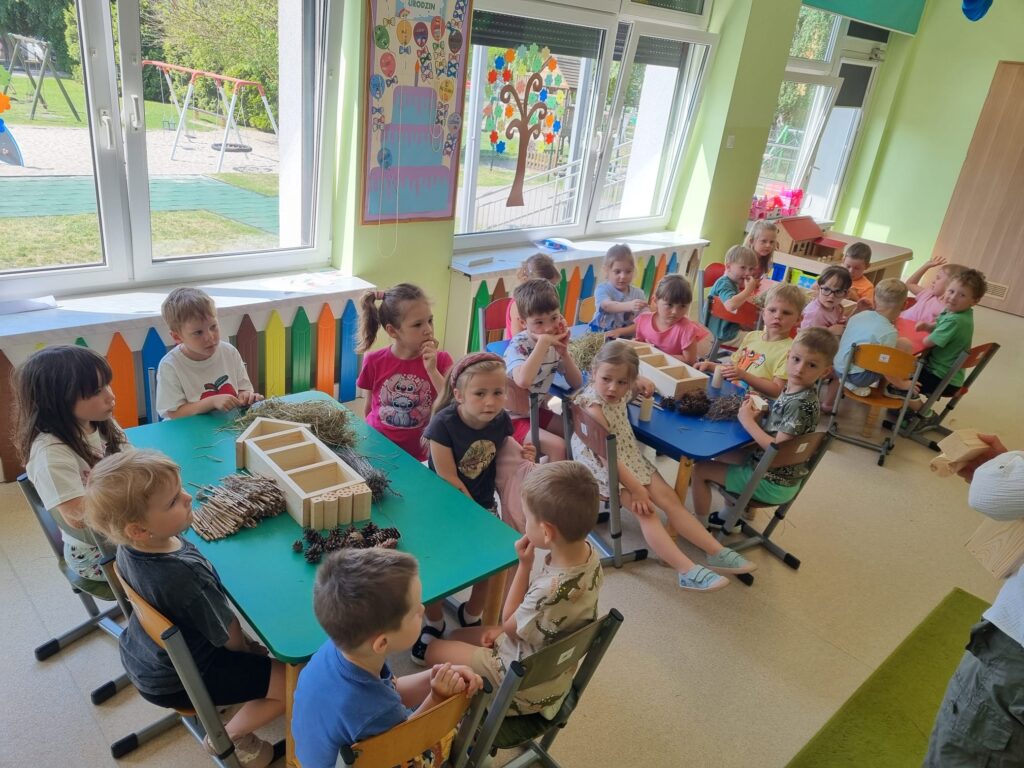Dzieci tworzą hoteliki dla owadów.