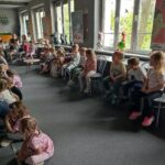 Dzieci biorą udział w warsztatach teatralnych