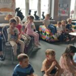 Dzieci biorą udział zajęciach teatralnych