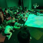 Dzieci biorą udział w warsztatach teatralnych