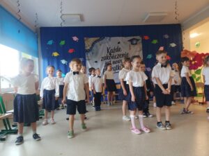 Dzieci przedstawiają akademie przygotowaną na uroczystość pożegnania przedszkola
