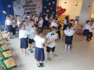 Dzieci przedstawiają akademie przygotowaną na uroczystość pożegnania przedszkola