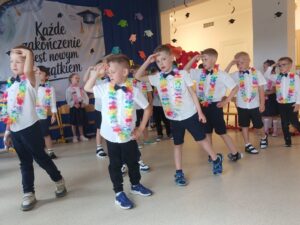 Dzieci przedstawiają akademie przygotowaną na uroczystość pożegnania przedszkola
