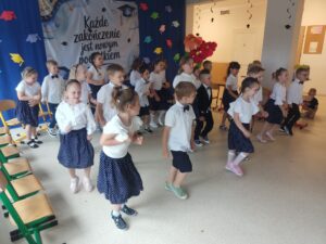 Dzieci przedstawiają akademie przygotowaną na uroczystość pożegnania przedszkola