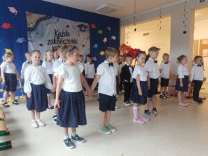 Dzieci przedstawiają akademie przygotowaną na uroczystość pożegnania przedszkola