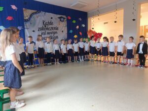 Dzieci przedstawiają akademie przygotowaną na uroczystość pożegnania przedszkola