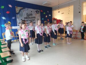 Dzieci przedstawiają akademie przygotowaną na uroczystość pożegnania przedszkola