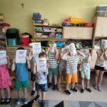 Dzieci z pamiątkowym dyplomem za aktywny udział w programie
