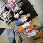 Dzieci z pamiątkowym dyplomem za aktywny udział w programie