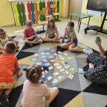 Wspólna zabawa "Emocje do kwadratu" w trakcie zajęć TUS
