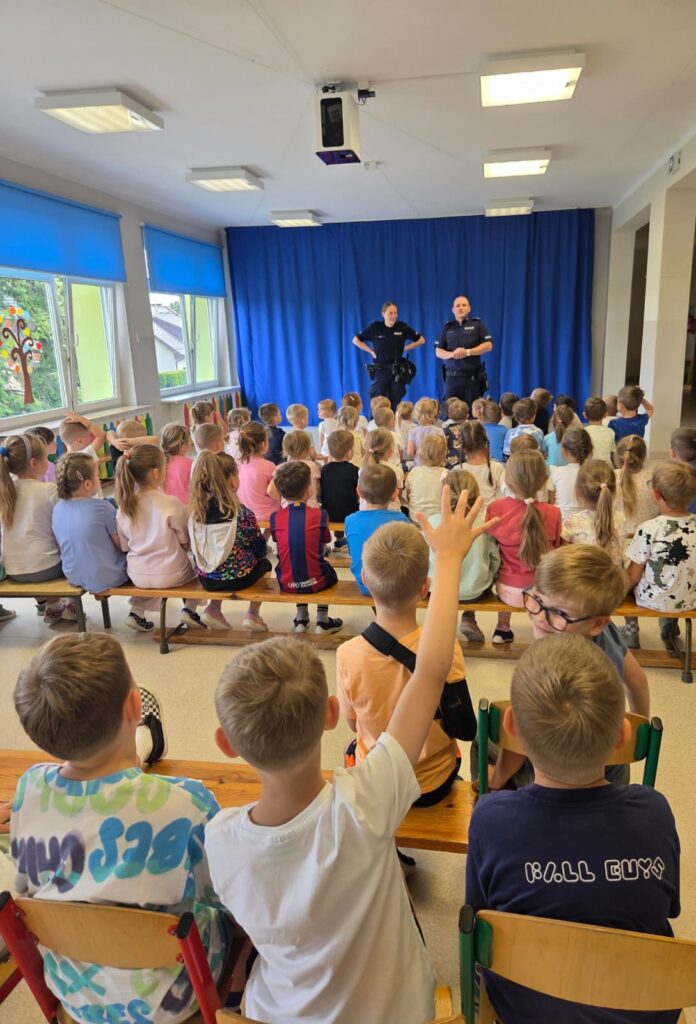 Dzieci uczestniczą w spotkaniu z policjantami.
