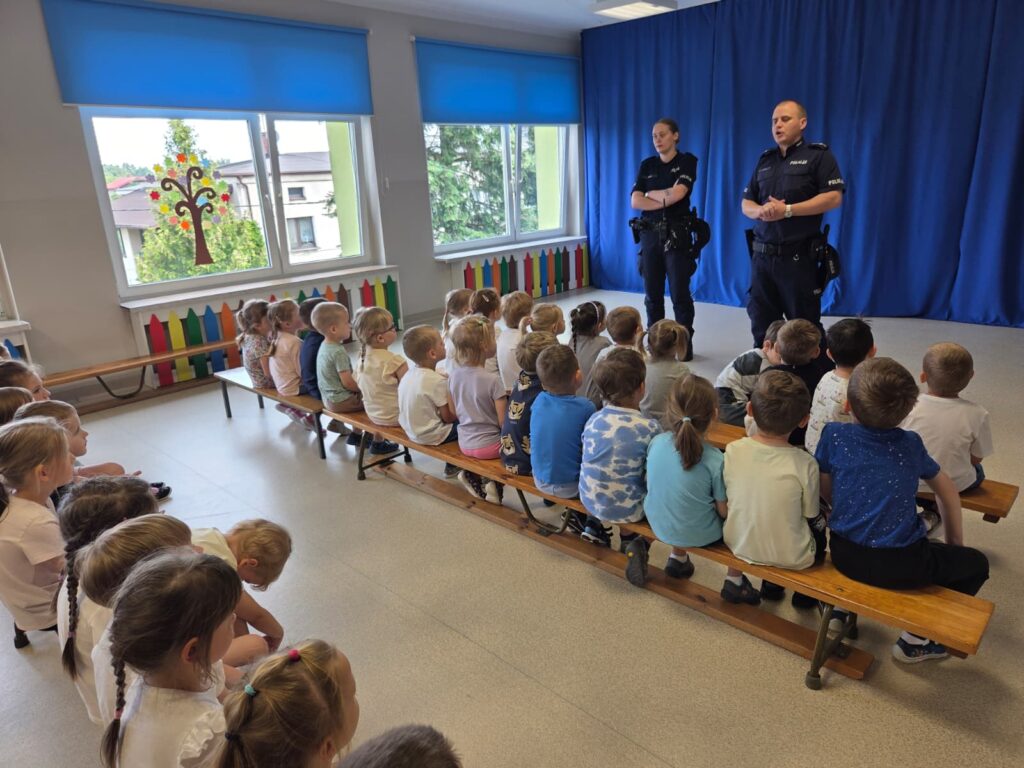 Dzieci uczestniczą w spotkaniu z policjantami.