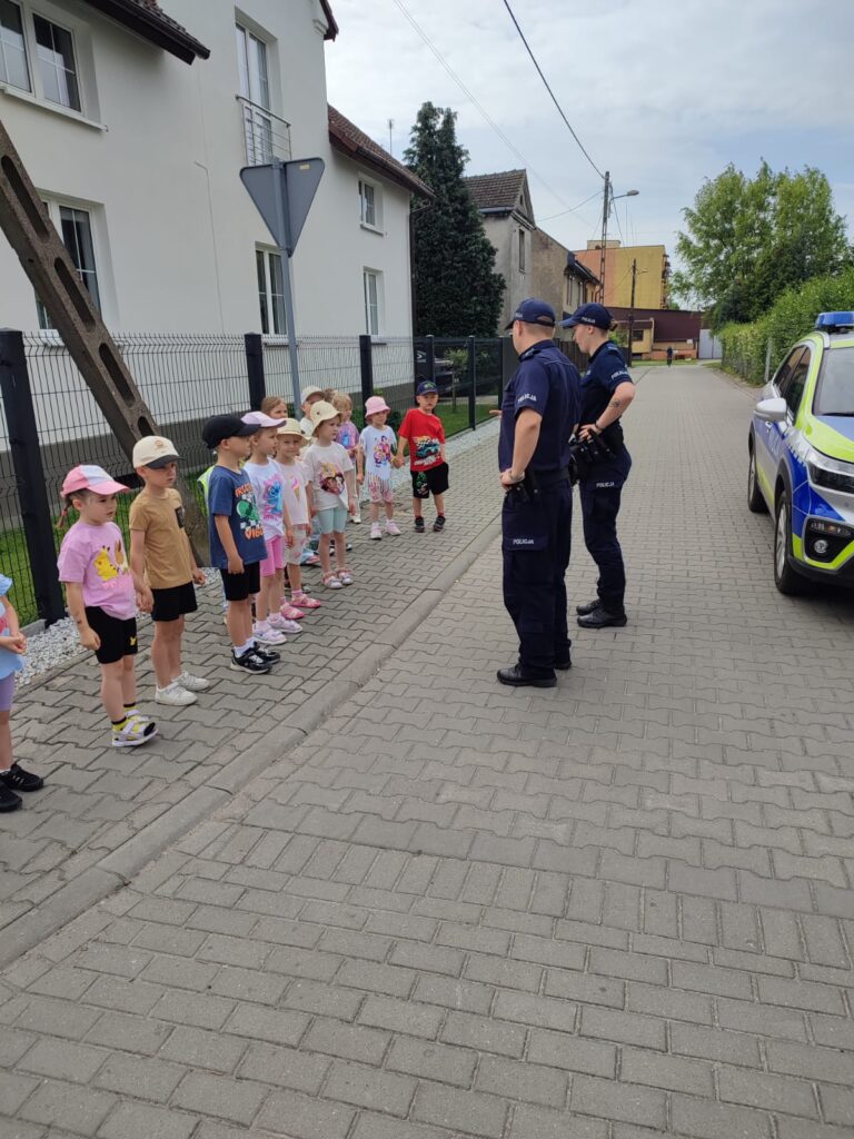 Dzieci rozmawiają z policjantami o bezpieczeństwie.