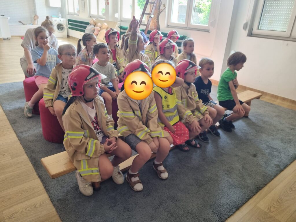 Dzieci zwiedzają sale edukacyjną "Ognik".