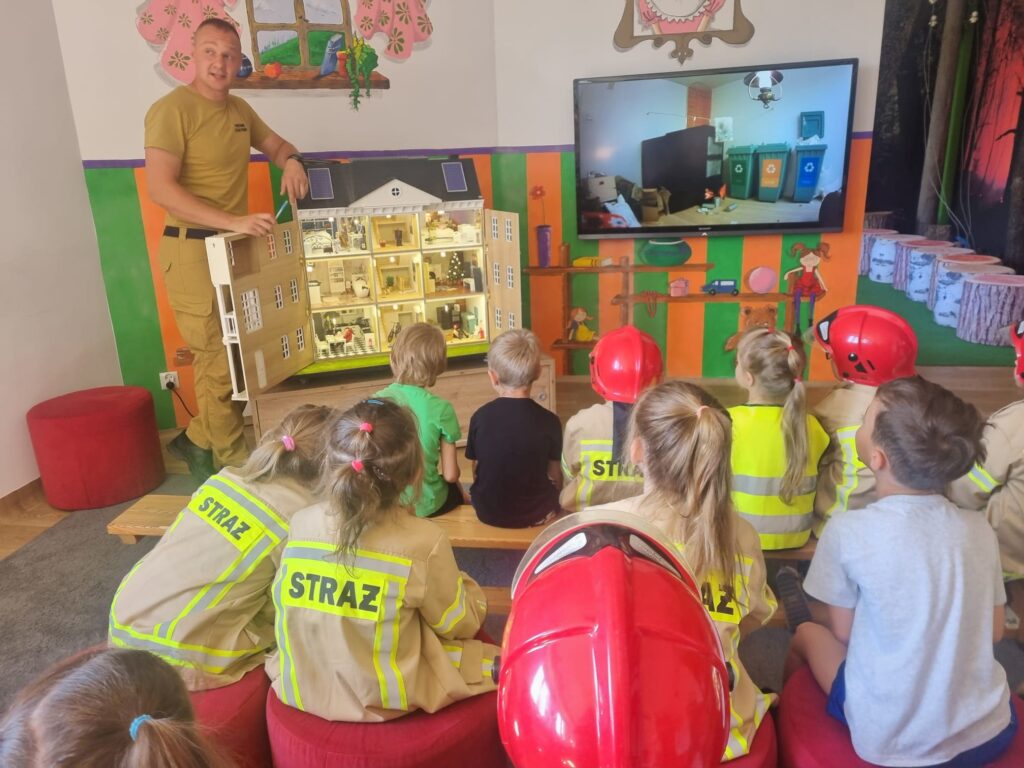 Dzieci zwiedzają sale edukacyjną "Ognik".