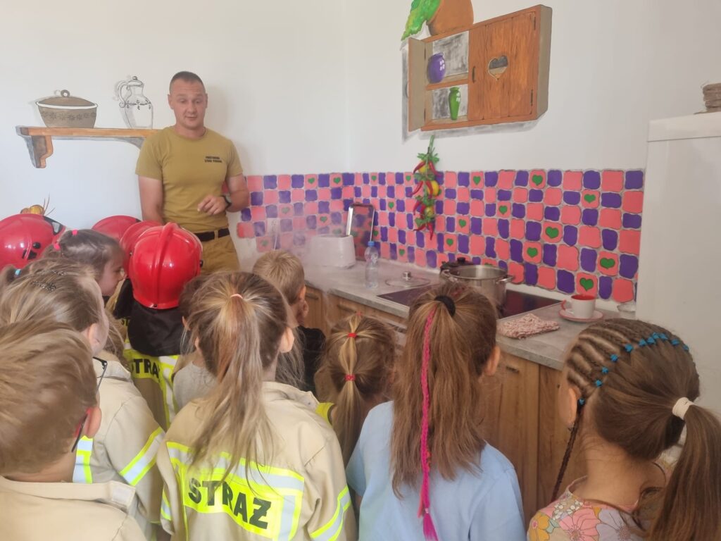 Dzieci zwiedzają sale edukacyjną "Ognik".