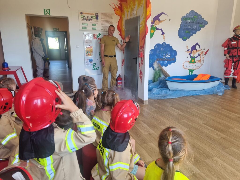 Dzieci zwiedzają sale edukacyjną "Ognik".