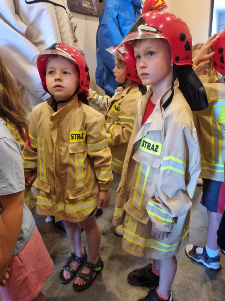 Dzieci zwiedzają sale edukacyjną "Ognik".