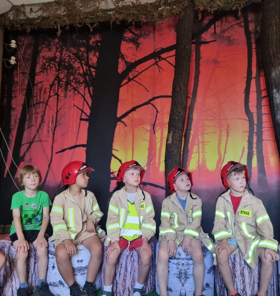 Dzieci zwiedzają sale edukacyjną "Ognik".