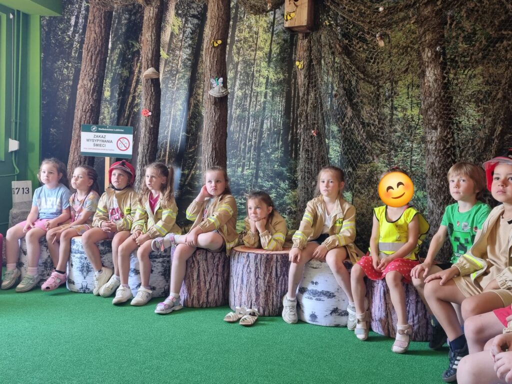 Dzieci zwiedzają sale edukacyjną "Ognik".