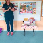 Dzieci podczas zajęć z lekarzem pediatrą