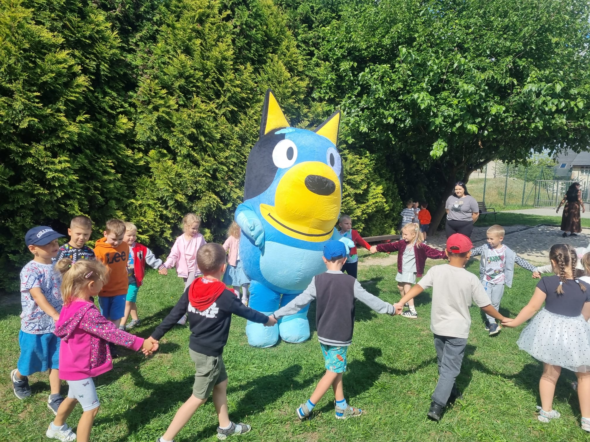 Dzieci witają się z Blue