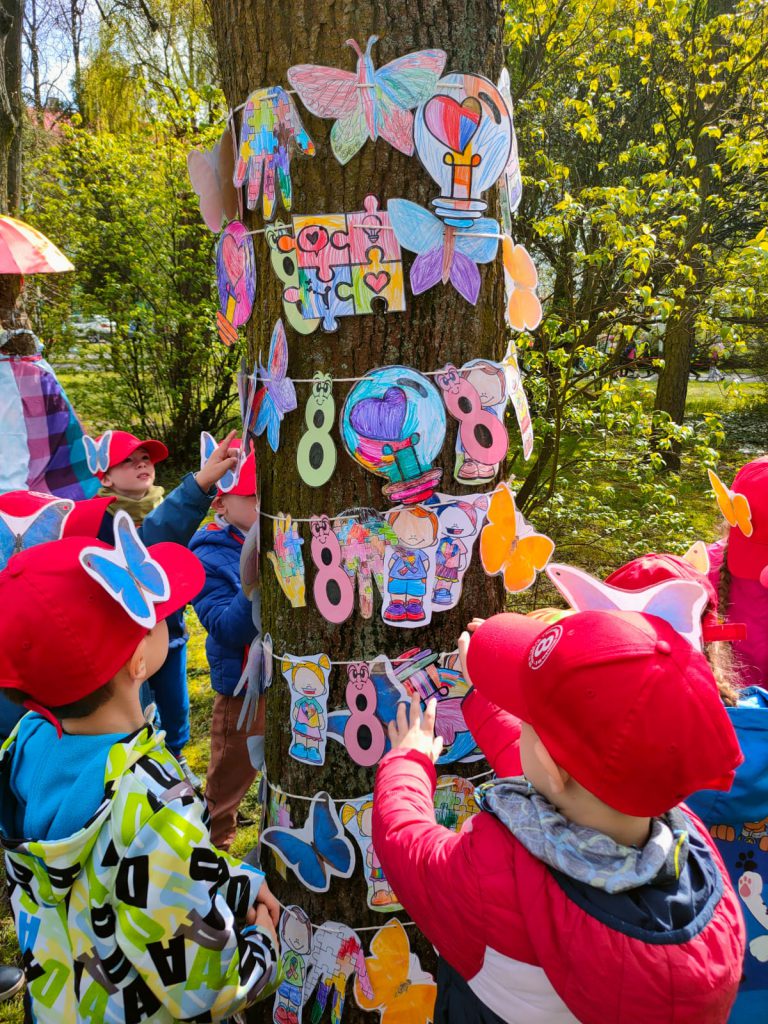dzieci dekorują drzewko
