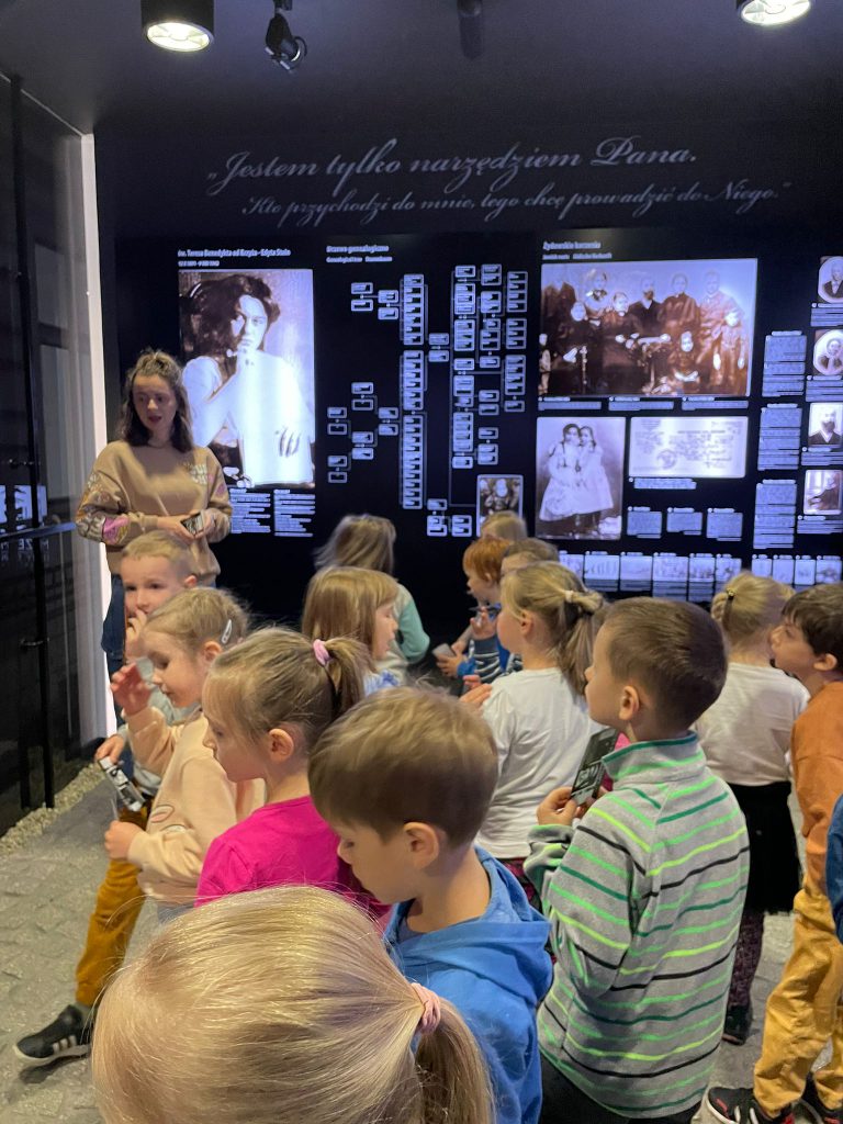 przedszkolaki oglądają eksponaty