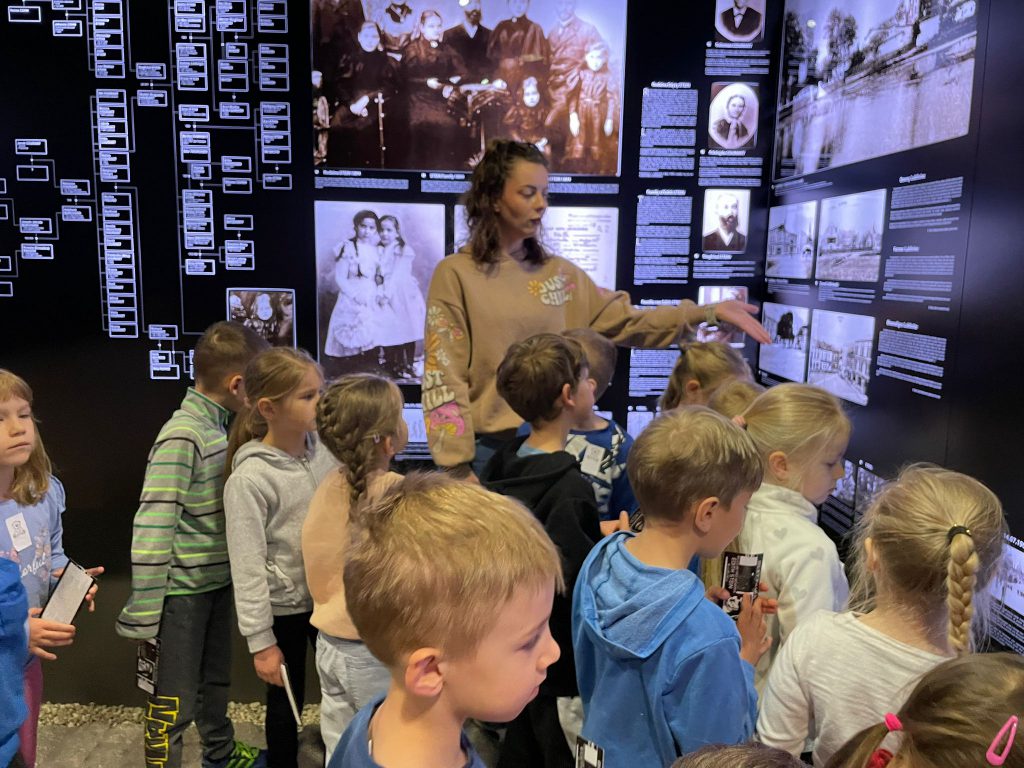 dzieci oglądają tablice multimedialne w muzeum