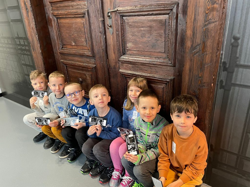 zdjęcie ukazuje grupę dzieci w muzeum 