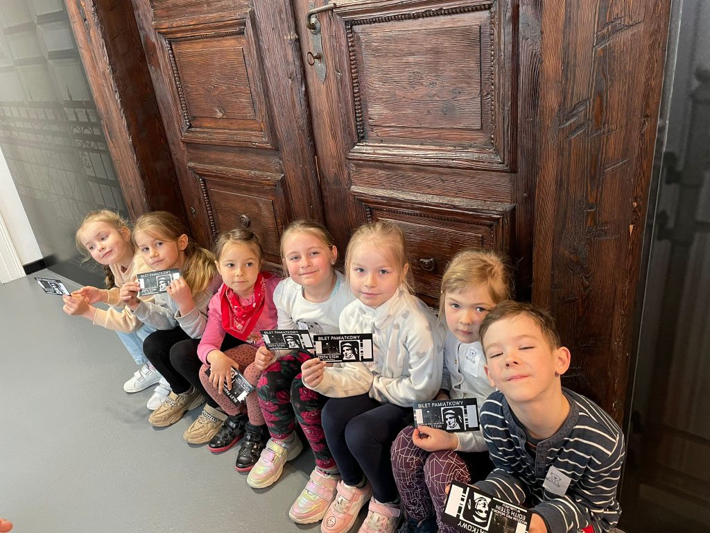 zdjęcie ukazuje grupę dzieci w muzeum 