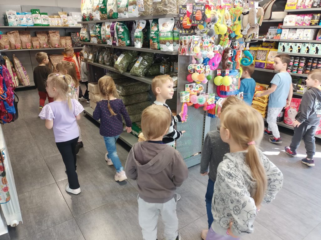 Wizyta  przedszkolaków sklepie zoologicznym. 