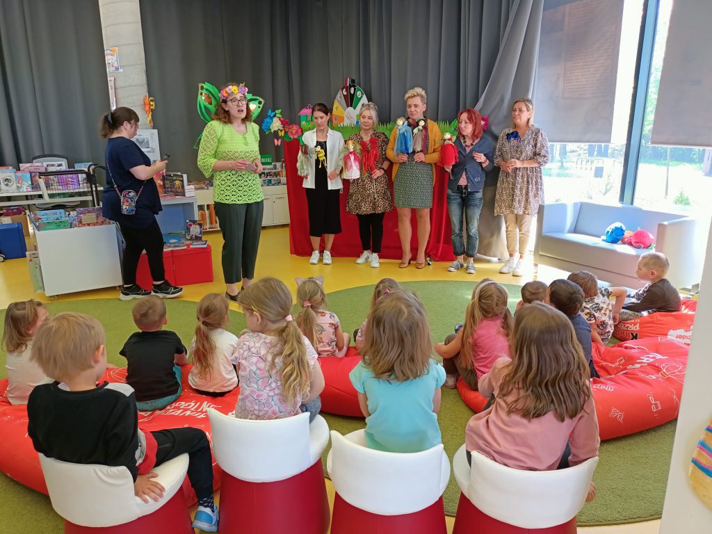 Zdjęcie grupowe z pracownikami biblioteki.