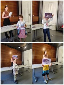 Dzieci prezentują plakat Edyty Stein