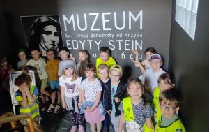 Dzieci stoją przed wejściem do muzeum