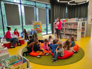 dzieci słuchają opowieści o bibliotece