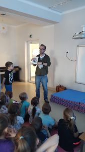 Pan Łukasz prezentuje bohatera swojego komiksu